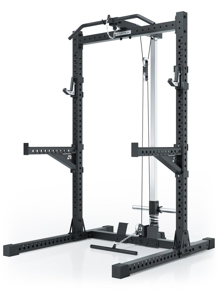 Atletica R7 Rider | Plate Load Version | Squat Rack mit integriertem Latzug. Modular ausbaubar mit Deadlift Station. In Zwei Höhen verfügbar. Optional mit 125kg Steckgewichten