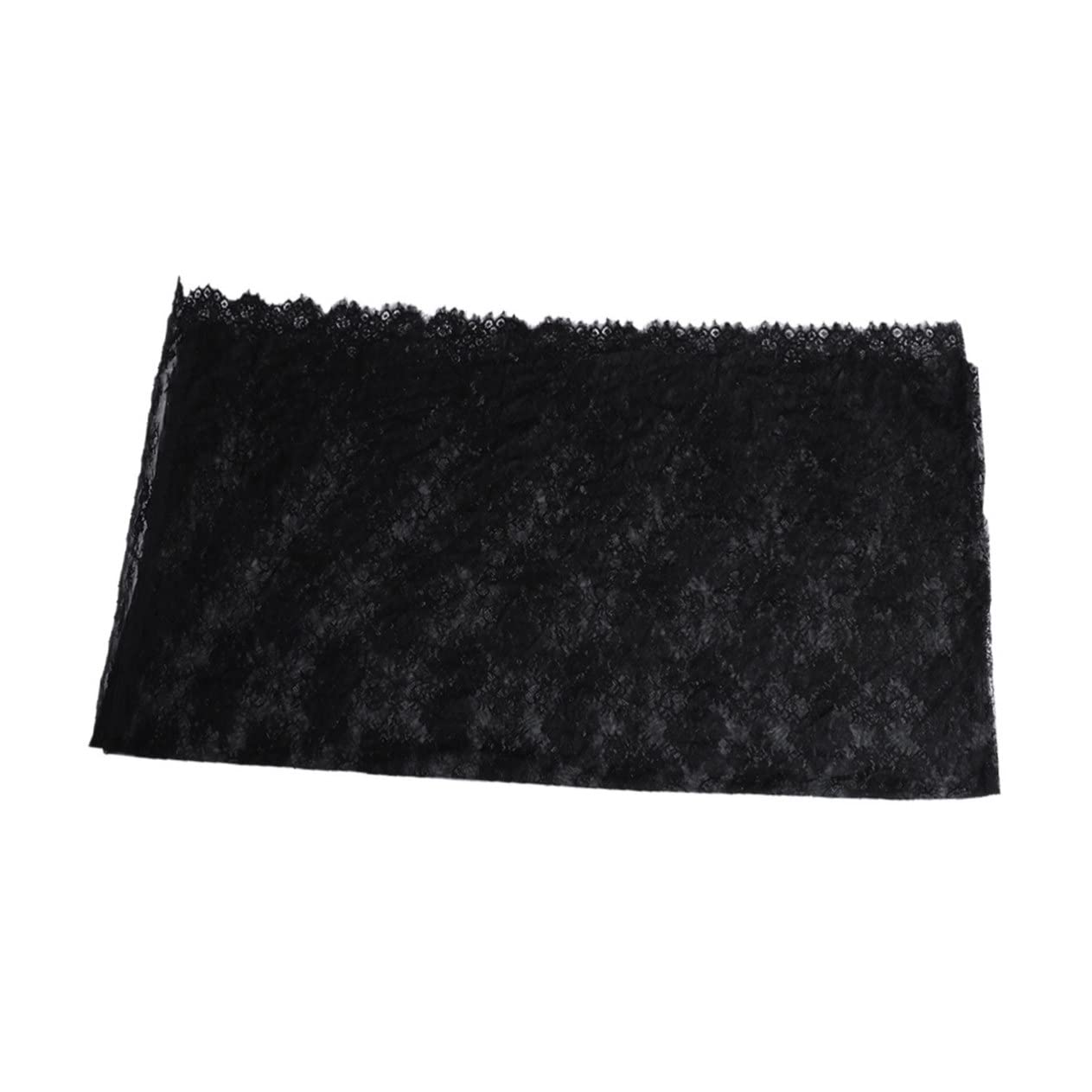 Nappe en dentelle noire fleurie pour une pendaison de crémaillère réussie