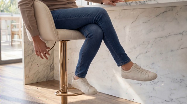Conjunto de 2 butacos giratorios ajustables en cuero sintético beige con base dorada | Altura ajustable de 25" a 33", giro de 360°, respaldo ergonómico y reposapiés, cojín de espuma viscoelástica, resistente a manchas y fácil de limpiar miniatura 7