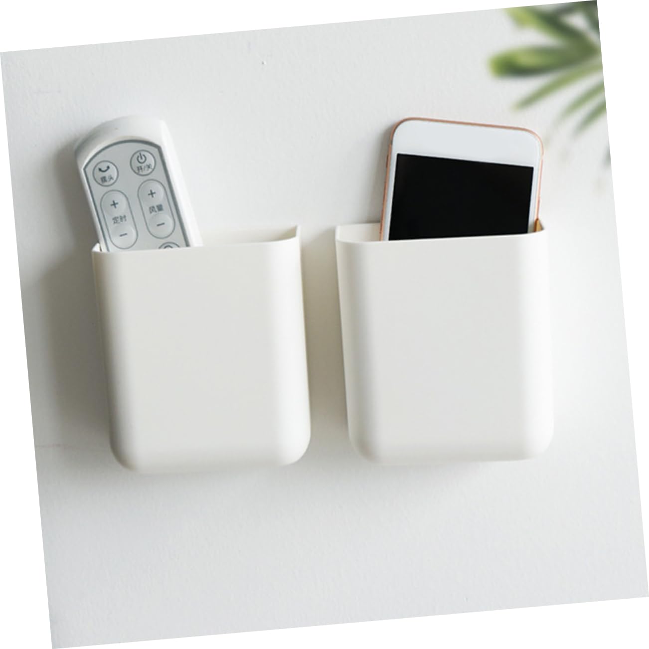 Set di 2 supporti per telecomandi da parete in plastica bianca adesiva per casa e ufficio, multiuso, per telecomandi TV e telefoni