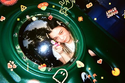 Image of Retocolor Pixelate 400 35mm Disposable Film Camera 27EXP, ISO400, Color Negative Film, Focus Free, Easy to Use, Built in Flash, Single Use (Film and Battery Included) (Pixelate)
