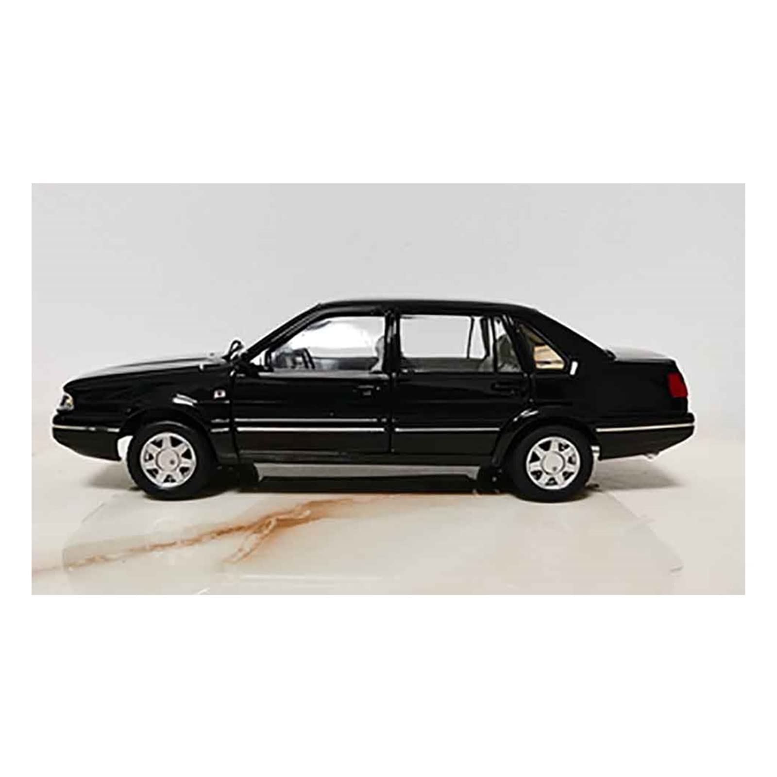 Voiture Santana 2000 1/18 LANUVA en métal pour décorer votre bureau d'adulte