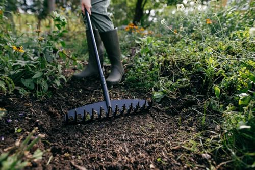 Foto von Fiskars Universal-Gartenrechen mit 12 gebogenen Zinken, Breite: 41 cm, glasfaserverstärkter Kunststoff/Aluminium, Schwarz/Orange, Solid, 1003466