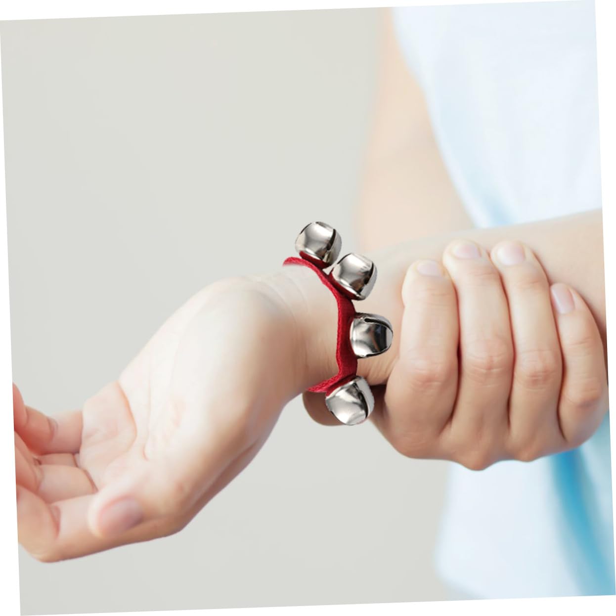 TOYANDONA 20 Pezzi Braccialetti Campanellini Natalizi per Ragazzo Ragazza in Metallo e Tessuto, Non Facili da Deformare, per Feste di Natale e Giochi di Danza al Polso Colore Casuale