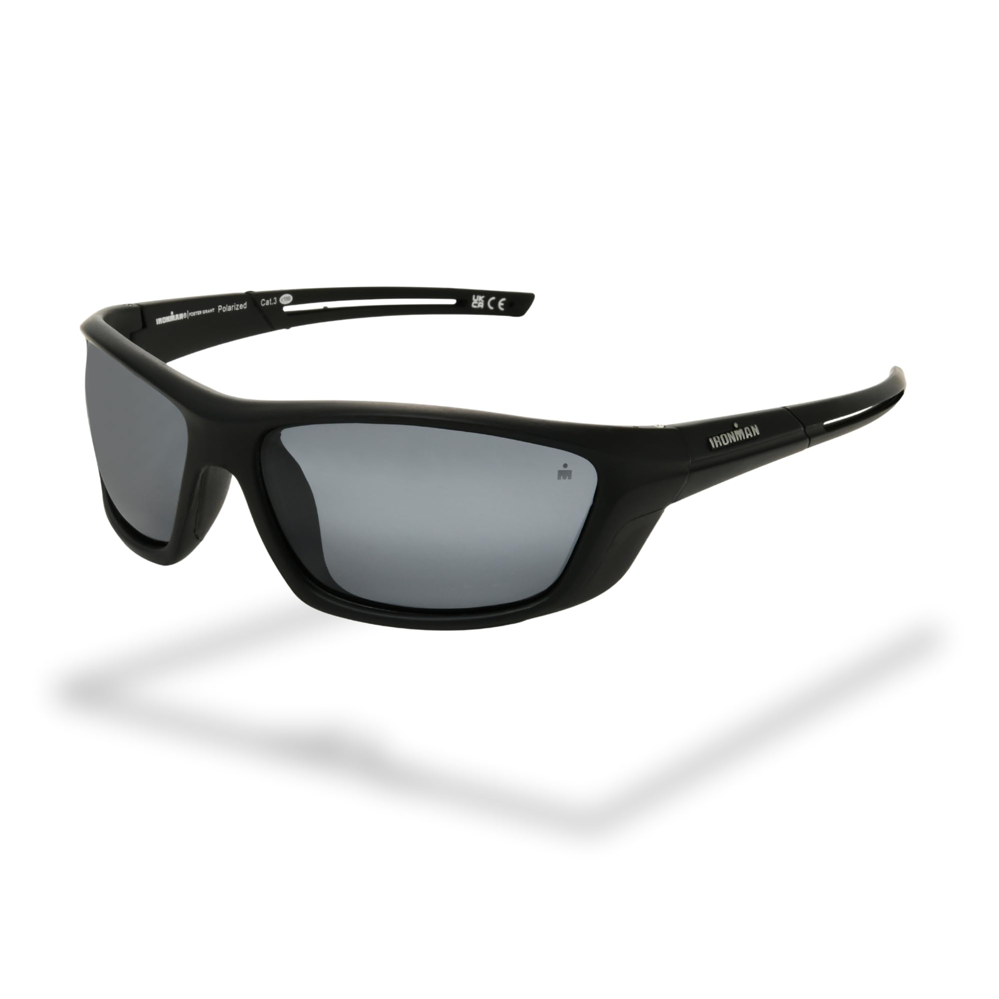 Foster Grant IRONMAN Zeal gafas de sol hombre – montura wrap negra, lentes ahumadas polarizadas, protección UV400, resistentes a rayaduras y golpes, montura sport ligera