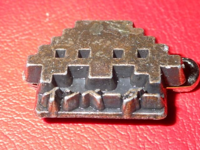 Amazon | 一撃 70'S スペースインベーダー 超合金 バッジ 7 UFO 宇宙人