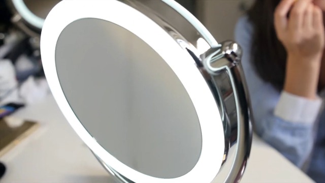 Espejo para Maquillaje de Mesa OVENTE 7" con Luz y Magnificación miniatura 7
