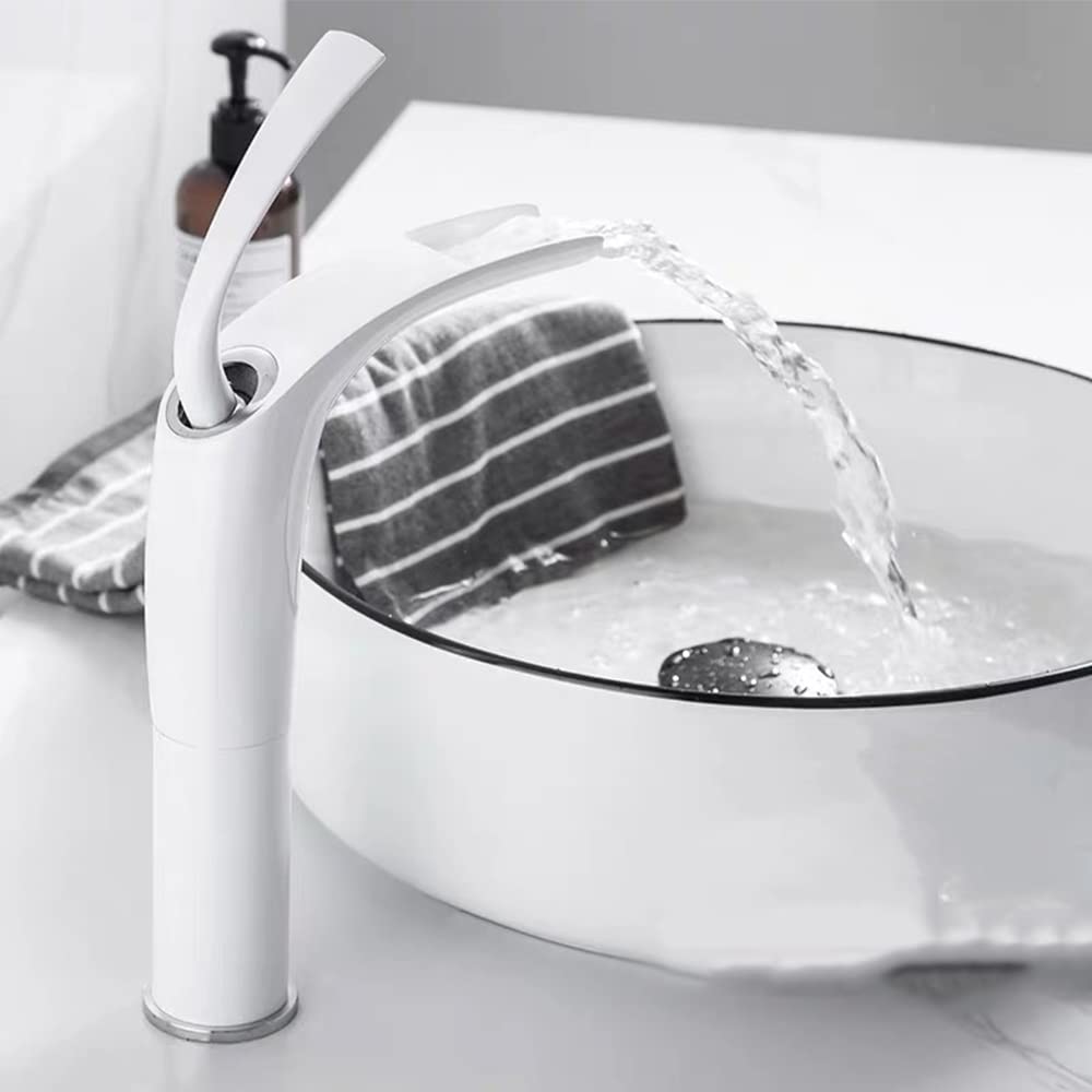 Robinet de lavabo cascade en cuivre rose chic pour une salle de bain moderne