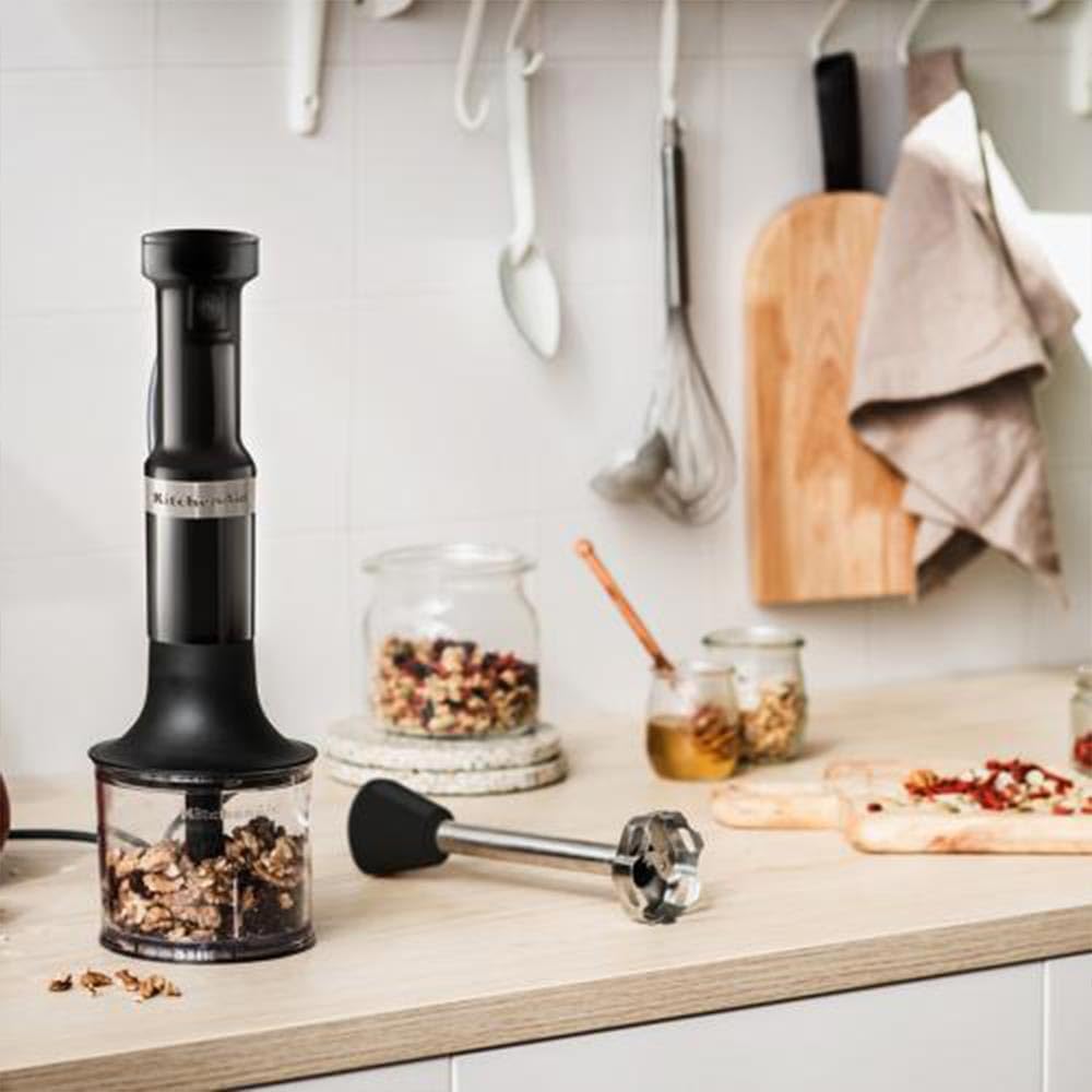 KitchenAid Batidora de Mano Clásica, Velocidad Variable 8250–11600 RPM, Mezcla, Tritura, Emulsiona y Espuma, Brazo y Protector Extraíbles, Vaso 700ml sin BPA, Diseño Ligero, Onyx Black