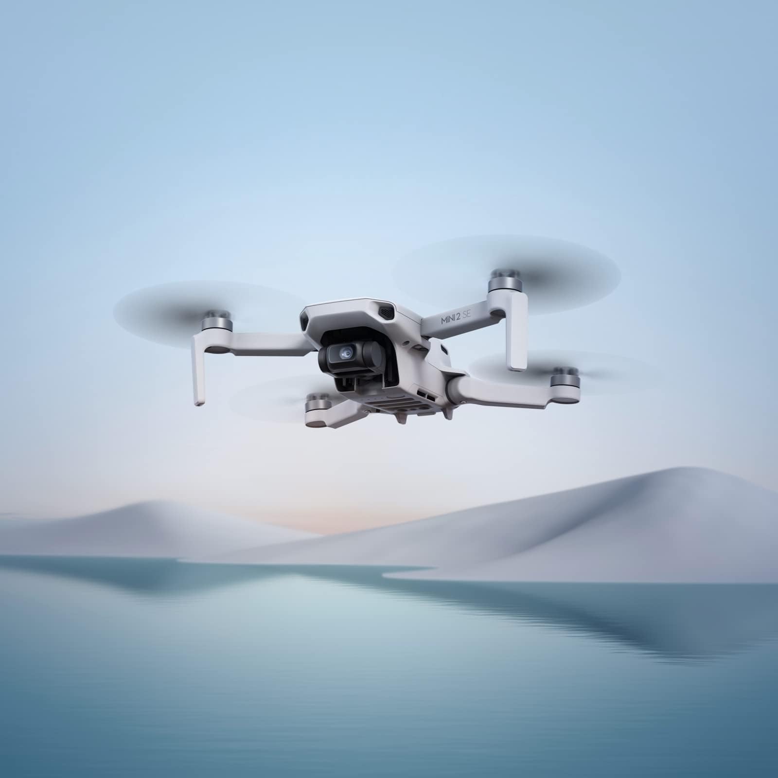 DJI Mini 2 SE Fly More Combo, mini drone con fotocamera leggero e pieghevole, video in 2.7K, modalità intelligenti, trasmissione video di 10 km, 31 min di volo, meno di 249 g, batterie extra, C0