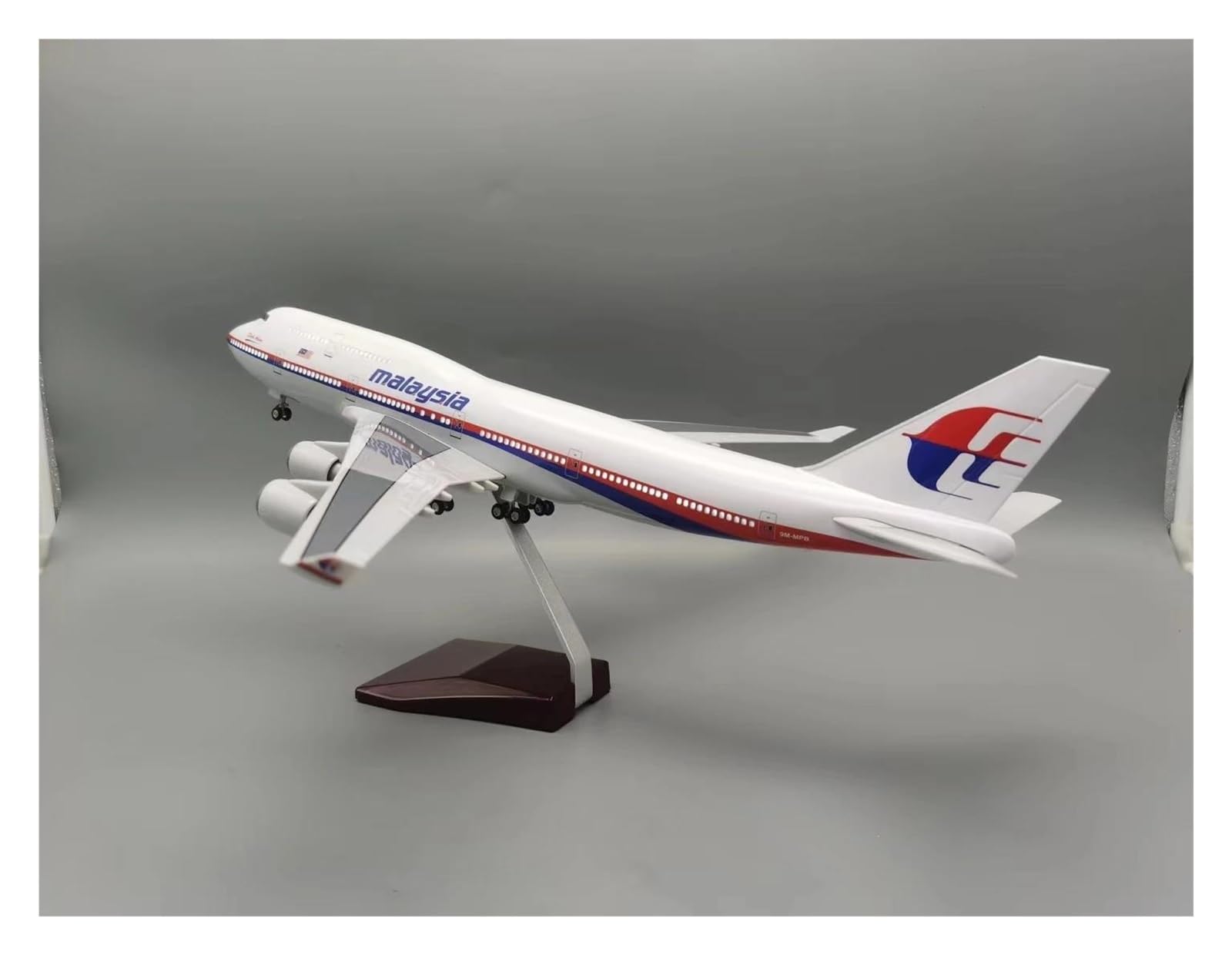 Odlewane zabawki samolotowe w skali 1/150 dla malezji 747 modele samolotów żywica odlewany model samolotu maszyna zbierana lotnictwo wystrój domu samolot do zbierania i wyświetlania (ze światłem)
