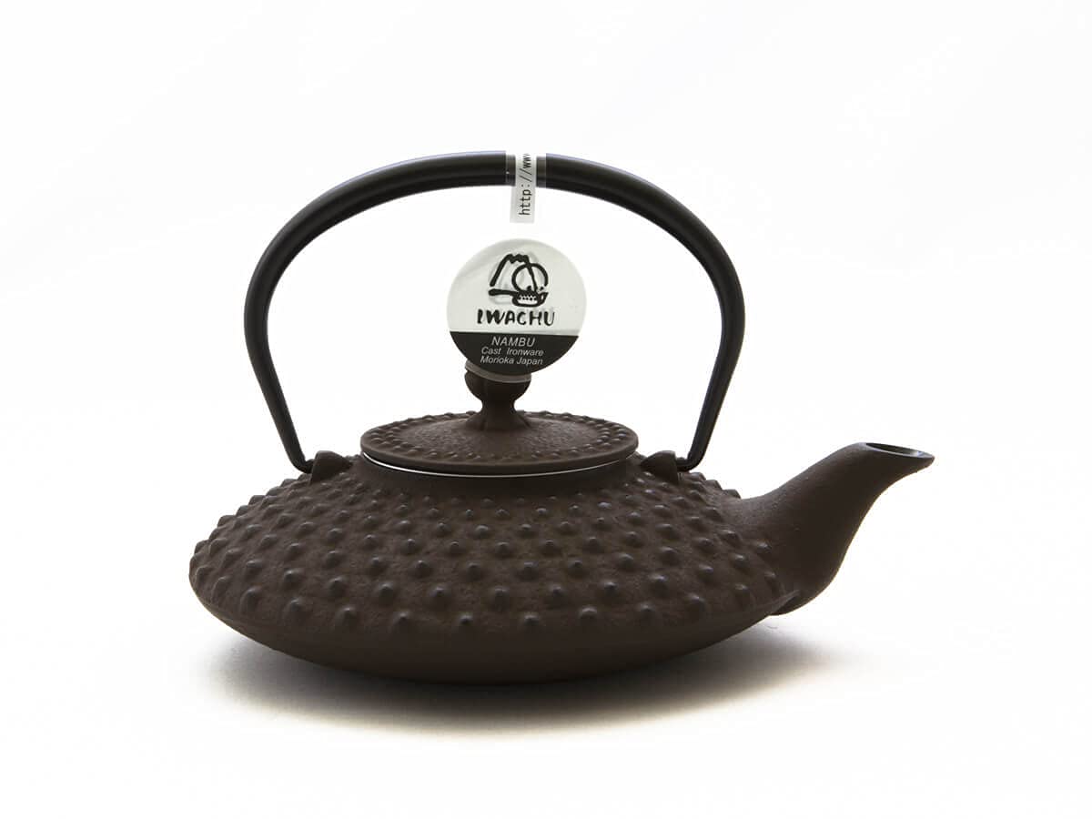 Iwachu Teekanne Gusseisen. Japanische Kyusu Hira Arare, Original, Braun 500ml, 0,5 Liter Sieb-Einsatz Edelstahl. Innen Emailliert