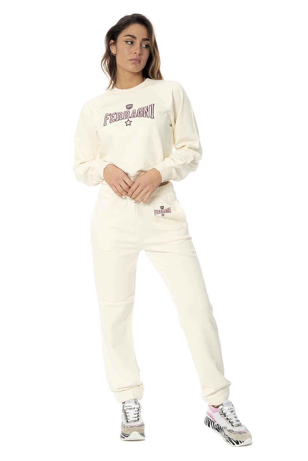 Chiara Ferragni Pantalone Jogger in Cotone Panna con Due Tasche e Logo Ferragni Rosa Ricamato nella Parte Anteriore. Beige Panna