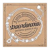 Pezzo Versatile: catene sottili abbinate a piccoli lettering, eleganti senza essere appariscenti, possono essere indossati da soli o sovrapposti ad altri accessori, per elevare facilmente lo stile del look quotidiano o in occasioni speciali.