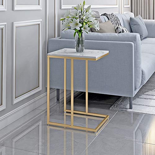 Table basse et d'appoint dorée pour optimiser le rangement du salon