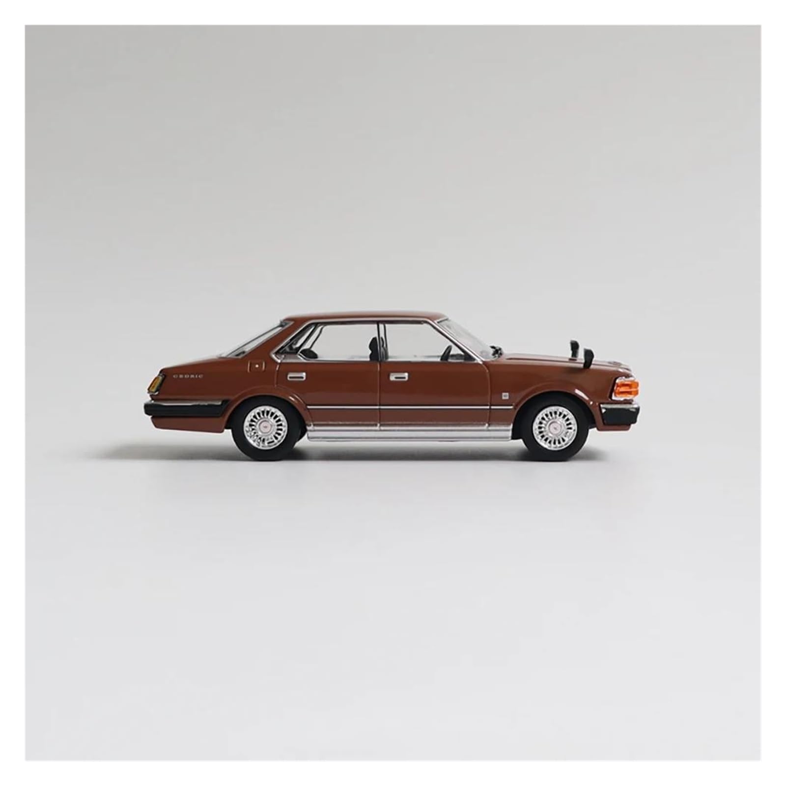Metallo Scala Replica 1 43 per Nissan Cedric 430 raro modello di auto retrò in lega collezione decorazioni per la casa Hobby Veicoli Giochi Set