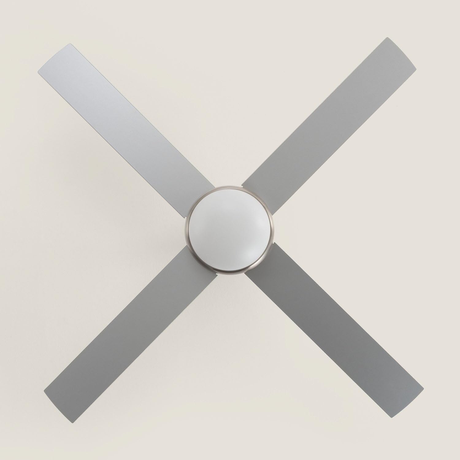 LEDKIA LIGHTING Ventilatore da Soffitto Navy Evo Nichel con Luce Integrata, Motore DC 30W Silenzioso ed Efficiente, 4 Pale, 6 Velocità, 132 cm, Telecomando | Motore DC silenzioso ed efficiente da 30 W, 4 pale, 6 velocità, 132 cm