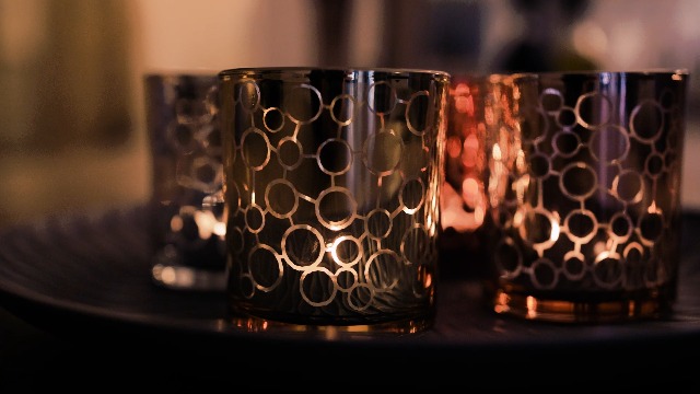 com-four® Set portacandele da 4 pezzi - lanterne color oro per candeline e piccole candele a colonna - portacandele con decorazione a stella - decorazione da tavolo (4x color oro