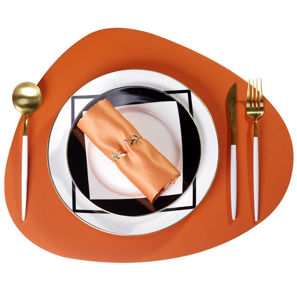 Vaisselle de cuisine avec assortiment de bols de restaurants et couverts