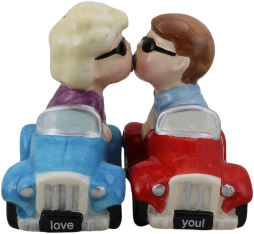 Miniatura 4 de Ebros Gift Juego de saleros y pimenteros con texto en inglés "I Love You", para parejas de San Valentín, besándose en autos vintage, figuras de