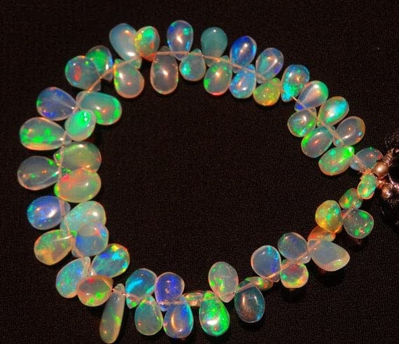 Briolettes en opale naturelle de Welo LKBEADS pour créer un cadeau d'anniversaire personnalisé