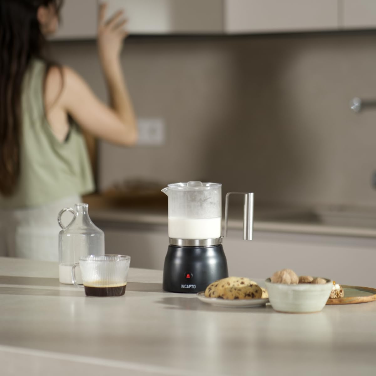 Incapto Coffee - Automatyczny spieniacz mleka | Kolor czarny | Pojemność 100-150 ml | Capuccinator | Parowiec do mleka i napojów warzywnych | Zimno i na gorąco