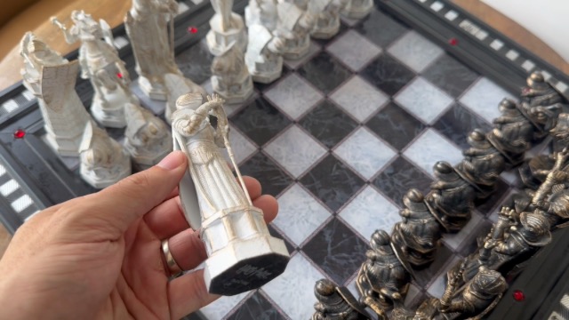 Watch Close Look - Amazing Harry Potter Final Challenge Chess Set