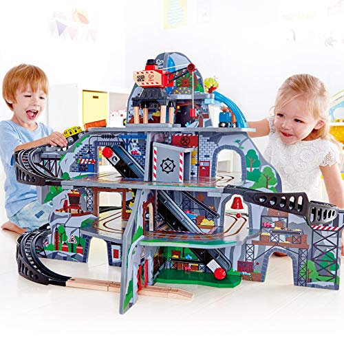 Riesige Bergmine von Hape | Buntes 32-teiliges Fantasie- und Eisenbahnspiel aus Holz | Spielzeugzug für Kinder, E3753 – Bild 5