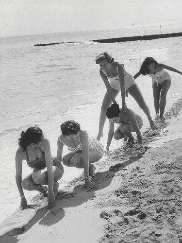 Time Life "Models Playing Leap Frog Canvas Print, Multi-Colour, 60 x 80 cm