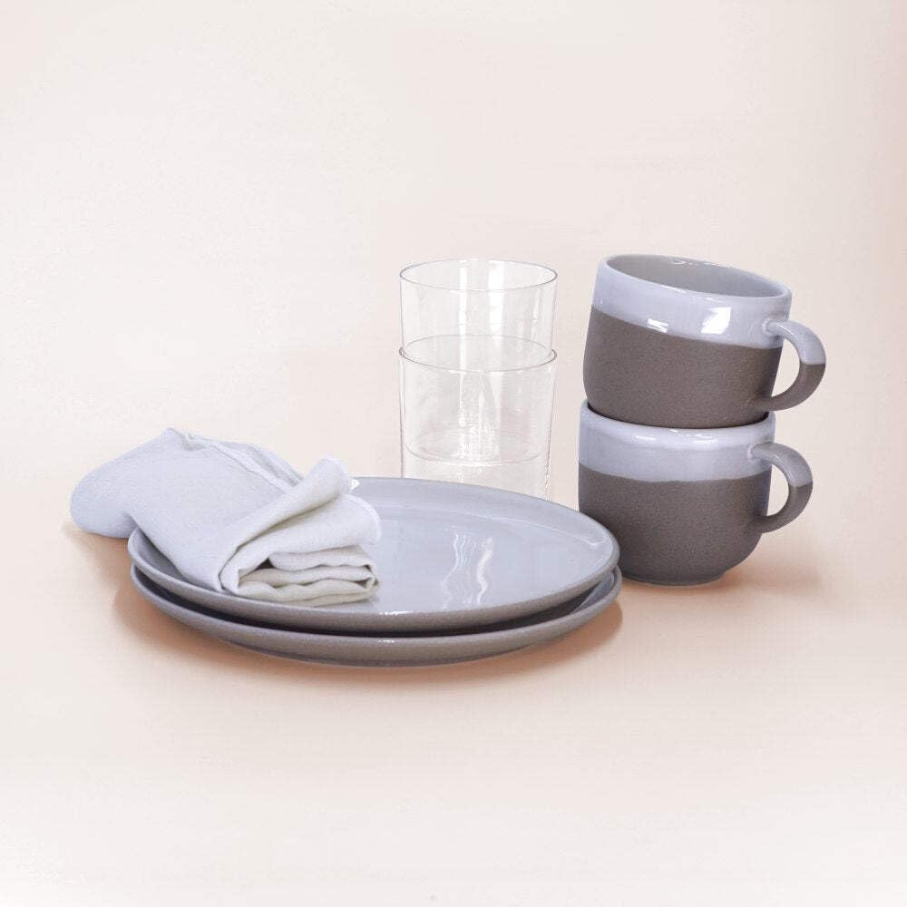 vierverie 2er Frühstücksset Kopenhagen: je 2 handglasierte Teller und Tassen (dunklegrau/weiss), mundgeblasene Gläser und Stoffservietten