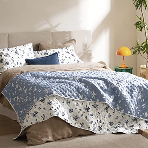 Image of Bedsure Floral Quilt King Size - Reversible Blue & White Floral Comforter, Daisy Design Lightweight Bedspread Quilt Bedding, Soft Microfiber Coverlet for All Seasons (106 inchx96 inch)