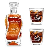💎 ELEGANZ: Die Whiskykaraffe sowie die im Set enthaltenen 2 Whiskygläser überzeugen mit schlichtem Schliff, eckigem Design, ihrer ansprechenden Ästhetik und der hochwertigen Verarbeitung. Die klassische Glasstruktur hebt die schlichte Eleganz des Whisky-Sets hervor und in Verbindung mit der persönlichen Gravur wird es zu einem einzigartigen aber zugleich praktischen Geschenk für lange Zeit!