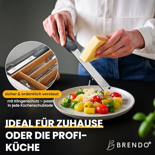 Foto von Brendo Premium Zester Reibe I Käsereibe Schwarz I Edelstahlklinge I Knoblauchreibe, Muskatnuss Reibe, Zitronenreibe, Ingwerreibe, Parmesanreibe I Fingerschutz, Schutzhülle & Reinigungsbürste