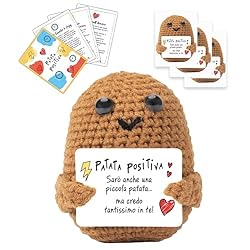 🃏 Card Motivazionali & Stickers Inclusi in Omaggio – La Patata Positiva in Italiano è un pupazzo portafortuna che regala sorrisi, ottimismo ed energia positiva. A differenza di altri prodotti, include 3 cards motivazionali e 3 stickers esclusivi dell...