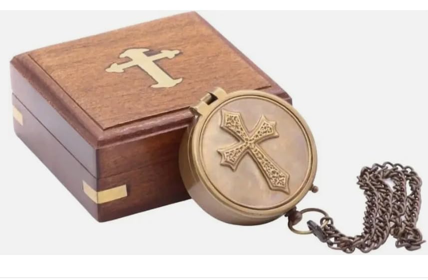 Brújula de latón con grabado de cruz y caja de madera miniatura 4