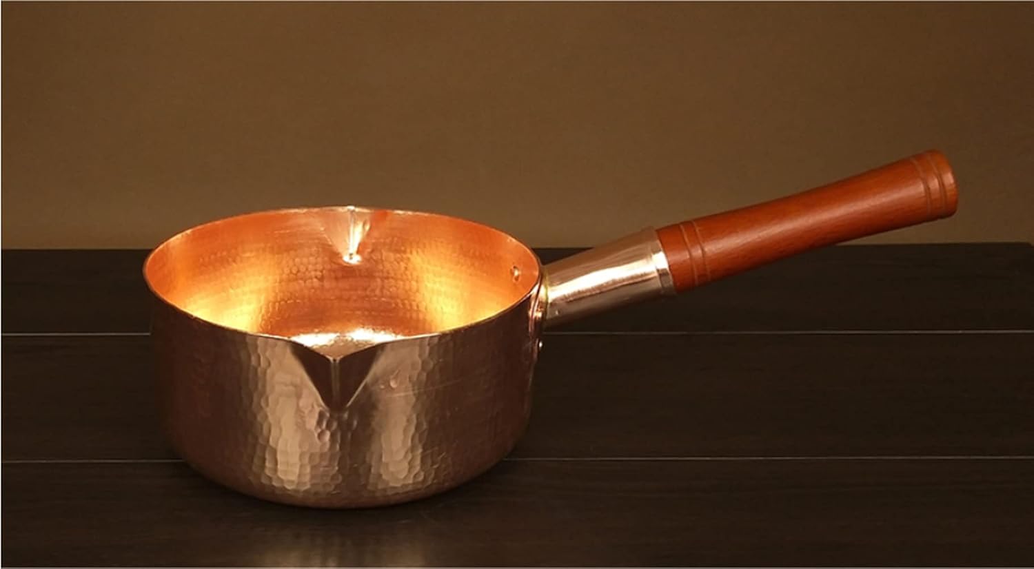 銅製の片手鍋、木製ハンドル付き、 銅製片手鍋 木製ハンドル付き