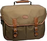 Lieferumfang: 1x Fototasche, 1x Inneneinteilung luftgepolstert, 1x Tragegurt mit Gleitschutz, 1x Rücken-Tragesystem, 1x Regencape (im Bodenfach befestigt)