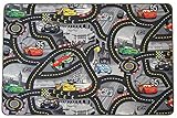 HOHER SPAßFAKTOR: der Spielteppich Disney Cars von Primaflor ist in einem farbenfrohen und liebevollen Racingbahn-Motiv gestaltet. Auf dem Kinderzimmerteppich können die Kleinen die Szenen des beliebten Pixar Films Cars nachspielen und auf der Rennstrecke quer durch Europa rasen. Auf dem Kinderteppich findet man nicht nur die verzwickten Rennbahnen, sondern auch bekannte Figuren aus dem Film Cars wie Lightning McQueen, Jeff Corvette, Francesco Bernoulli und Sebastian Schnell.