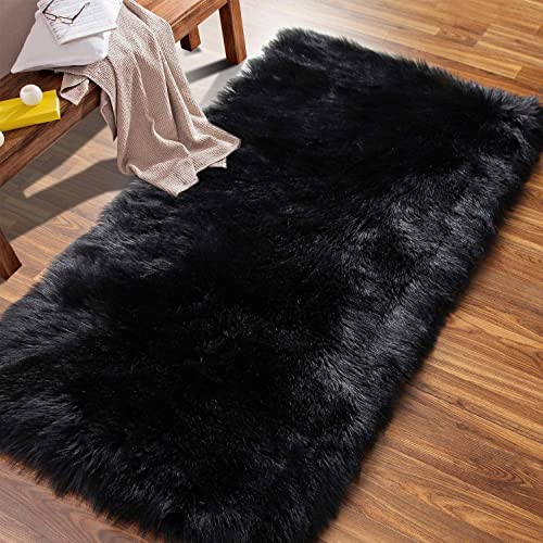 Wissec - Tapis Moelleux à Poils Longs en Fausse Peau de Mouton pour Chambre à Coucher et Salon,Tapis en Fourrure de qualité supérieure pour Chambre,Tapis Pelucheux pour Salon (Noir,60 x 150 cm)