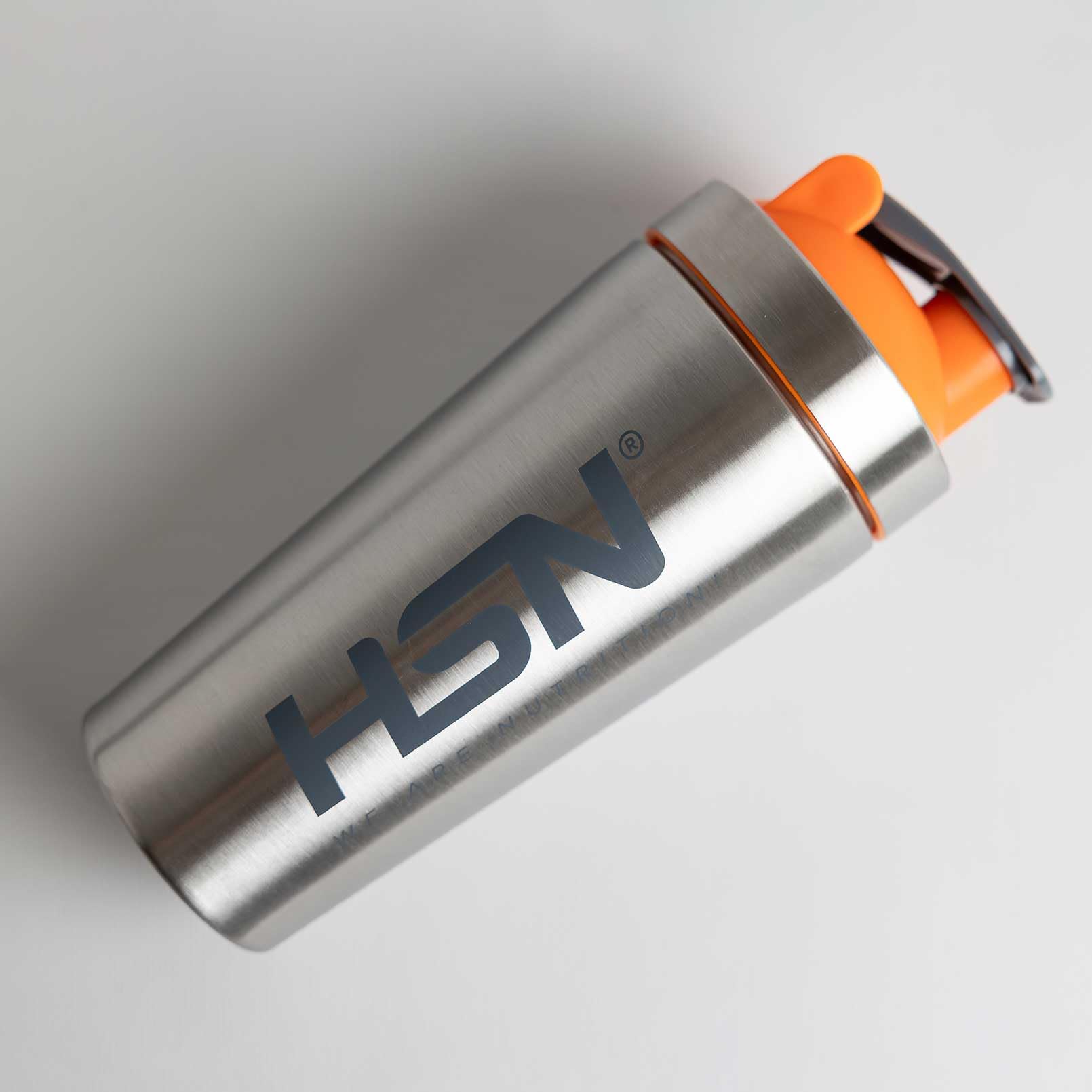 HSN Shaker We Are Nutrition! Acero Inoxidable | 739ml | Vaso Mezclador con Óptimo Sistema de Mezclado en la Tapa, Cierre Anti-Fugas | Sin Olores | Fácil Limpieza