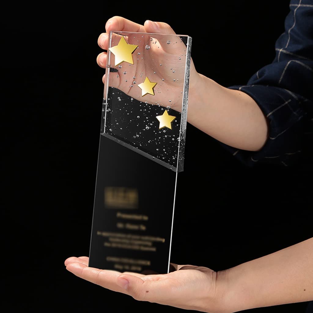 Trofeos, medallas y premios Mano Que Sostiene El Trofeo De Cristal Trofeo Transparente De Cinco Estrellas. Trofeo Ganador del Concurso De Obras De Rendimiento De La Empresa Trofeo De La Ceremonia