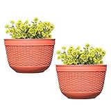 【Aspecto elegante】 Obtendrá 2 macetas de flores montadas en la pared, su textura exterior adopta un diseño similar al ratán, que tiene líneas claras y textura completa. Decora tu casa, patio y crea un espacio verde diversificado
