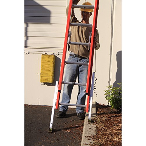 Werner D6228-2X0010 28' Fiberglass Flat D-Rung Extension Ladder w/Padded V-Rung, Cable Hooks, and Leveler Attached - 300lb Rated