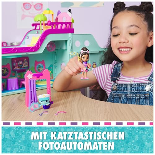 Gabby’s Dollhouse, Gabbys Kreuzfahrtschiff, Kreuzfahrtschiff-Spielzeug mit 2 Spielzeugfiguren, Überraschungsspielzeugen und Zubehörteilen, ab 3 Jahren
