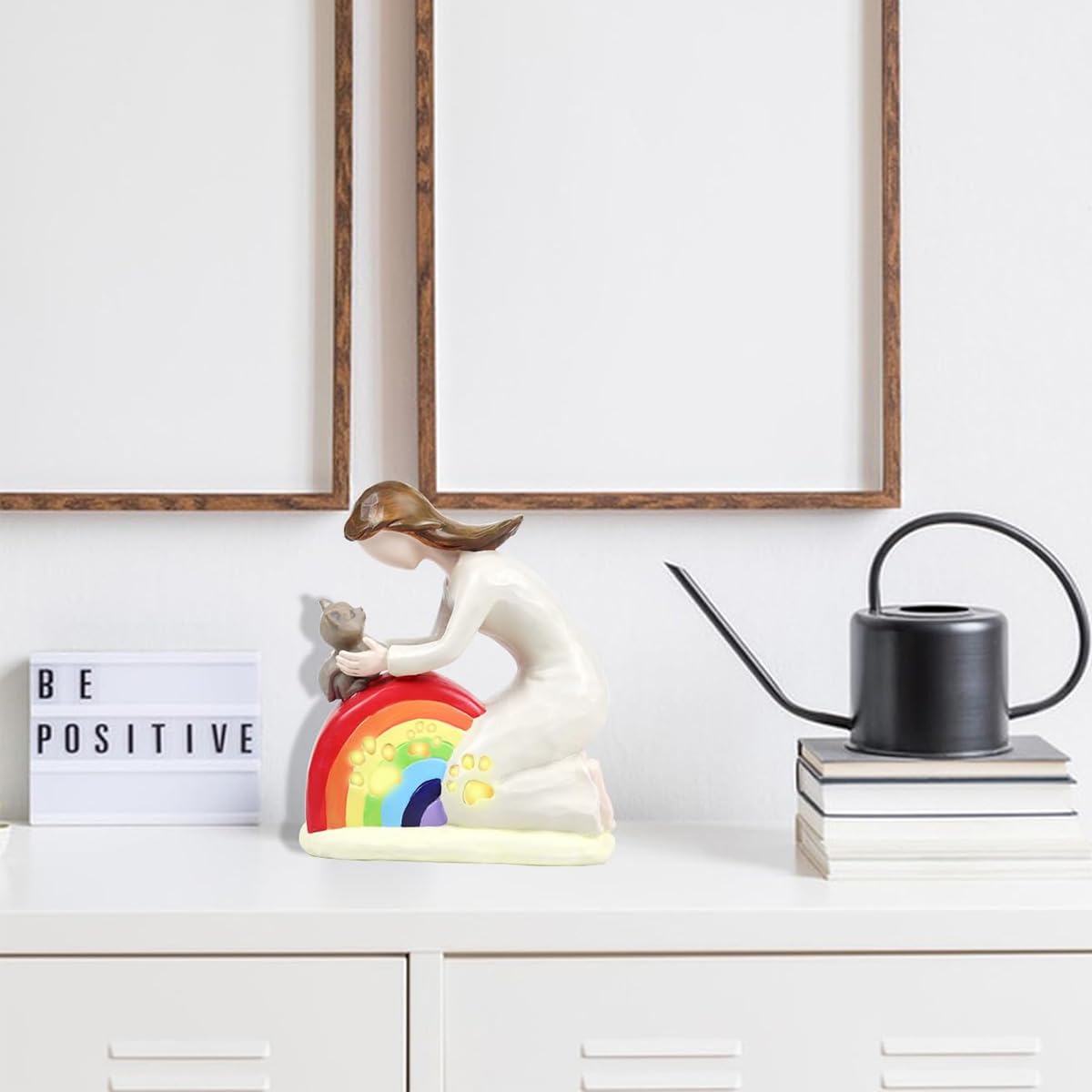 Regalo conmemorativo de gato Rainbow Bridge con estatua de resina artesanal de niña abrazando a un gato para expresar condolencias por la pérdida de una mascota.