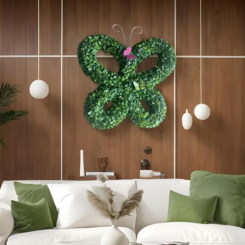 Couronne verte pour porte d'entrée illuminée contre hall sombre