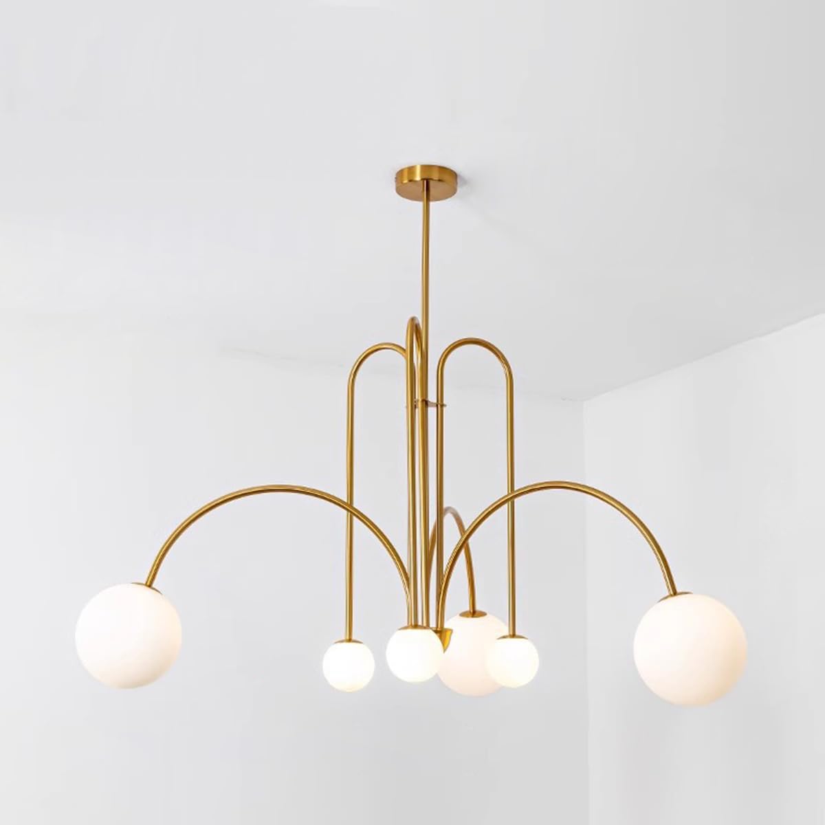 Lustre Spoutnik en verre blanc laiteux et métal pour intérieur chic et raffiné