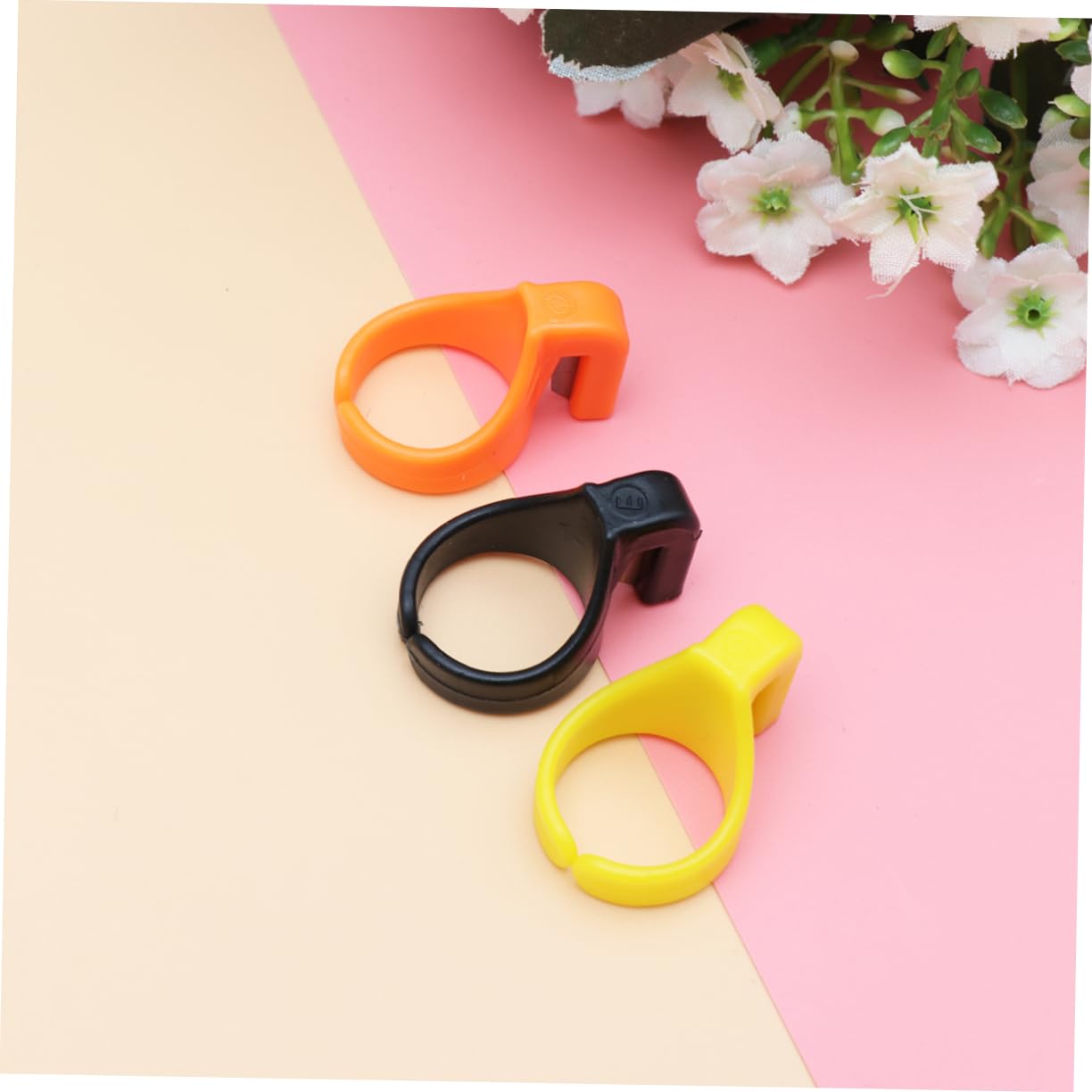 HAWILLOSCH Quilting Helper 10pcs Plastic Ring Cutters Thread Ring Cutters for Yarn Floss Easy-fit Finger Tool Durable Safe Material Random Color