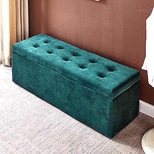 Banc de lit rembourré vert dans une entrée chic et salon moderne