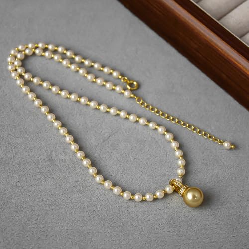Petite perle dorée sur collier de perles fines d'hiver pour pull col roulé